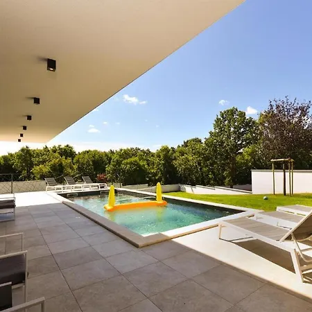 Spacious With Pool And Garden In * Štokovci