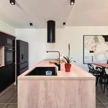 Spacious With Pool And Garden In