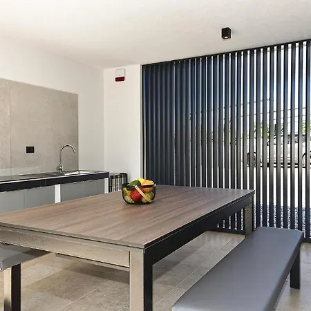 Villa Spacious With Pool And Garden In
