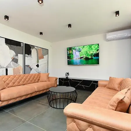 Spacious With Pool And Garden In Villa *