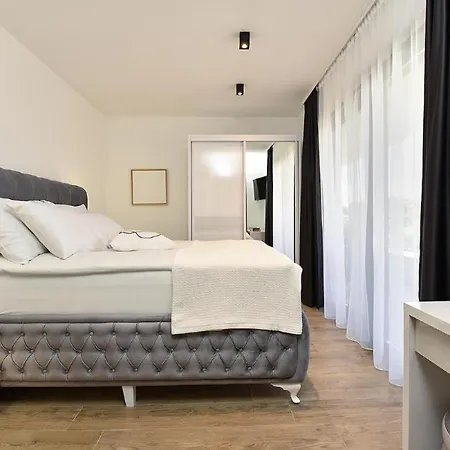 Spacious With Pool And Garden In Villa Stokovci