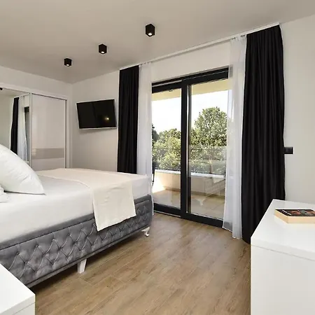 Spacious With Pool And Garden In * Štokovci