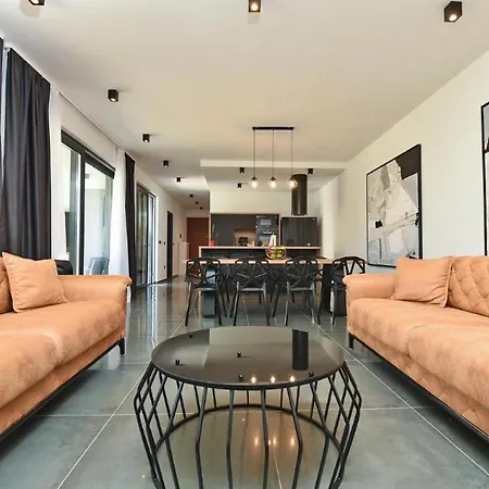 Spacious With Pool And Garden In * Štokovci