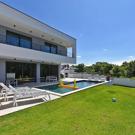 Villa Spacious With Pool And Garden In
