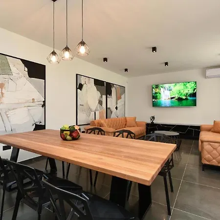 Spacious With Pool And Garden In Villa *