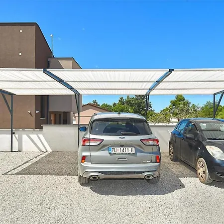 Spacious With Pool And Garden In *